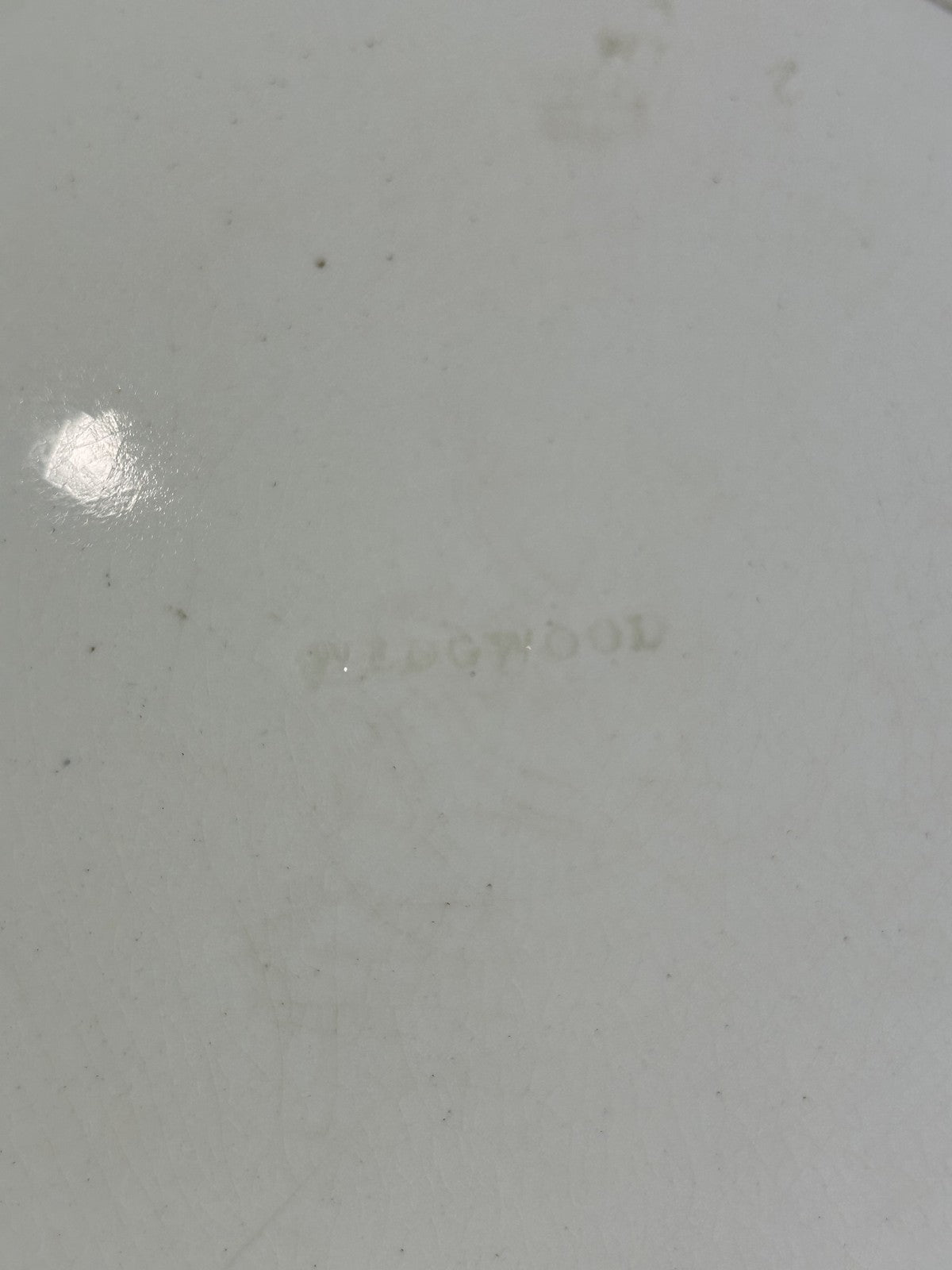 Early Wedgwood creamware plate with moulded putti border, 26cm