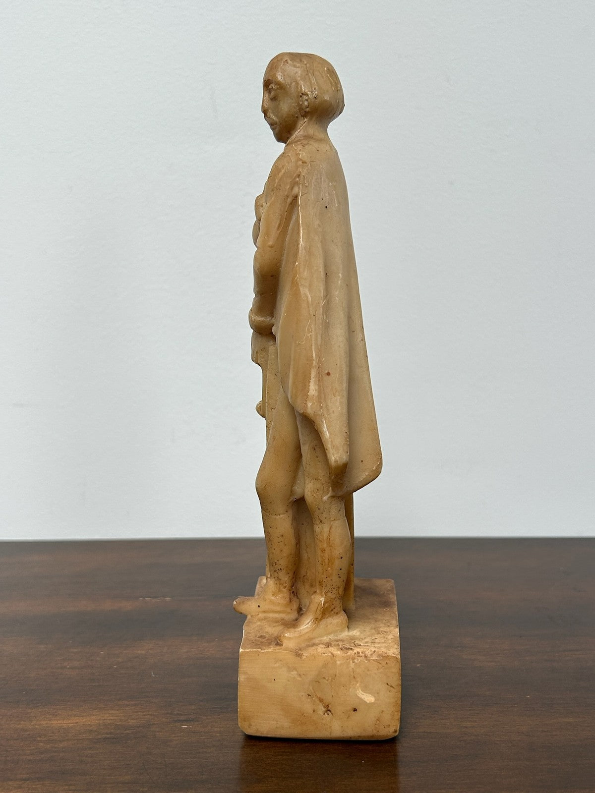 Resin Figurine of William Shakespeare Standing Statue Decorative 22cm0