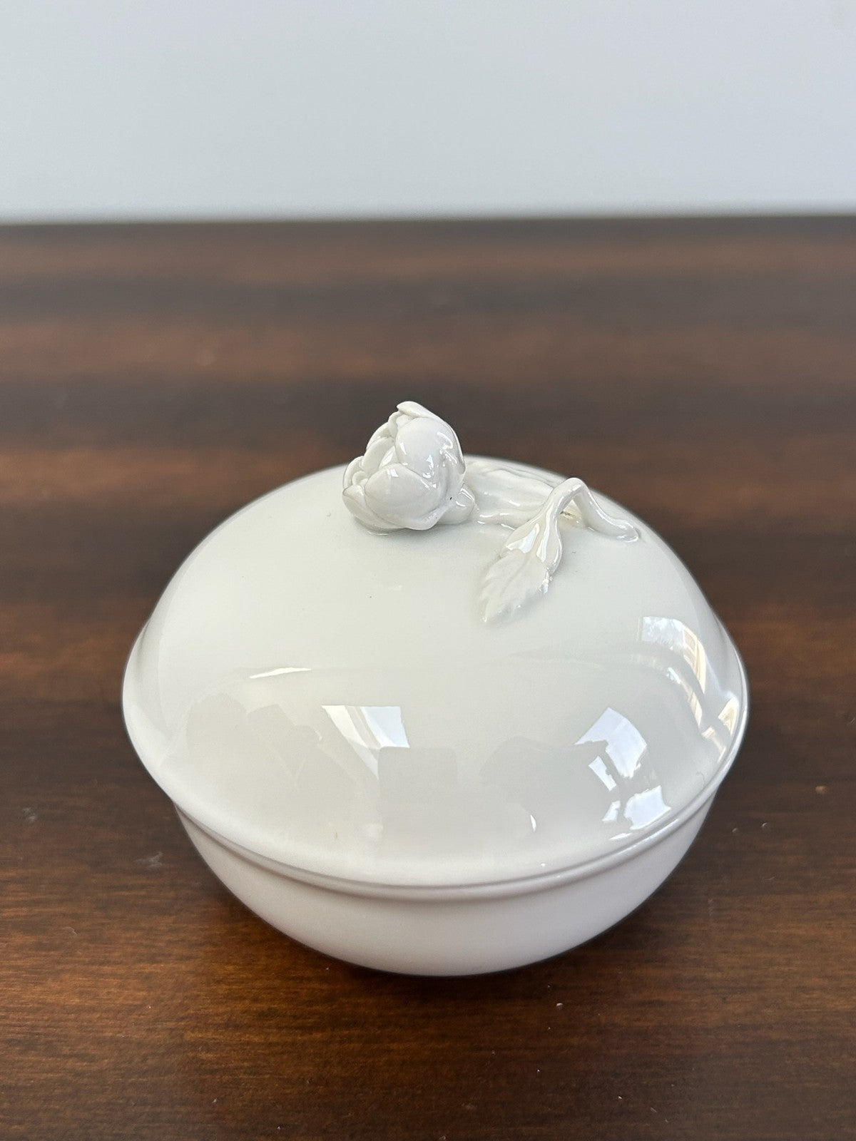 White Porcelain Covered Box Flower Knop Blue Underglaze Mark3