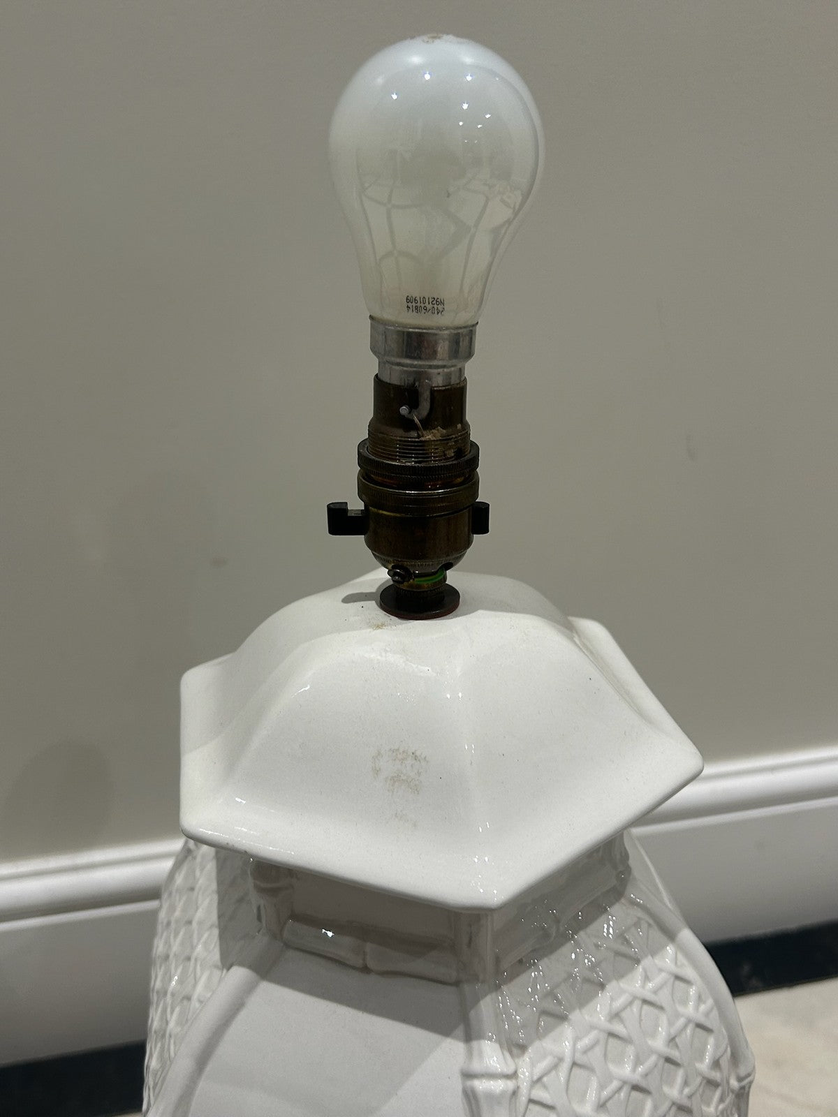 Vintage Italian Faux Bamboo Hollywood Regency Ceramic Table Lamp White 50cm2