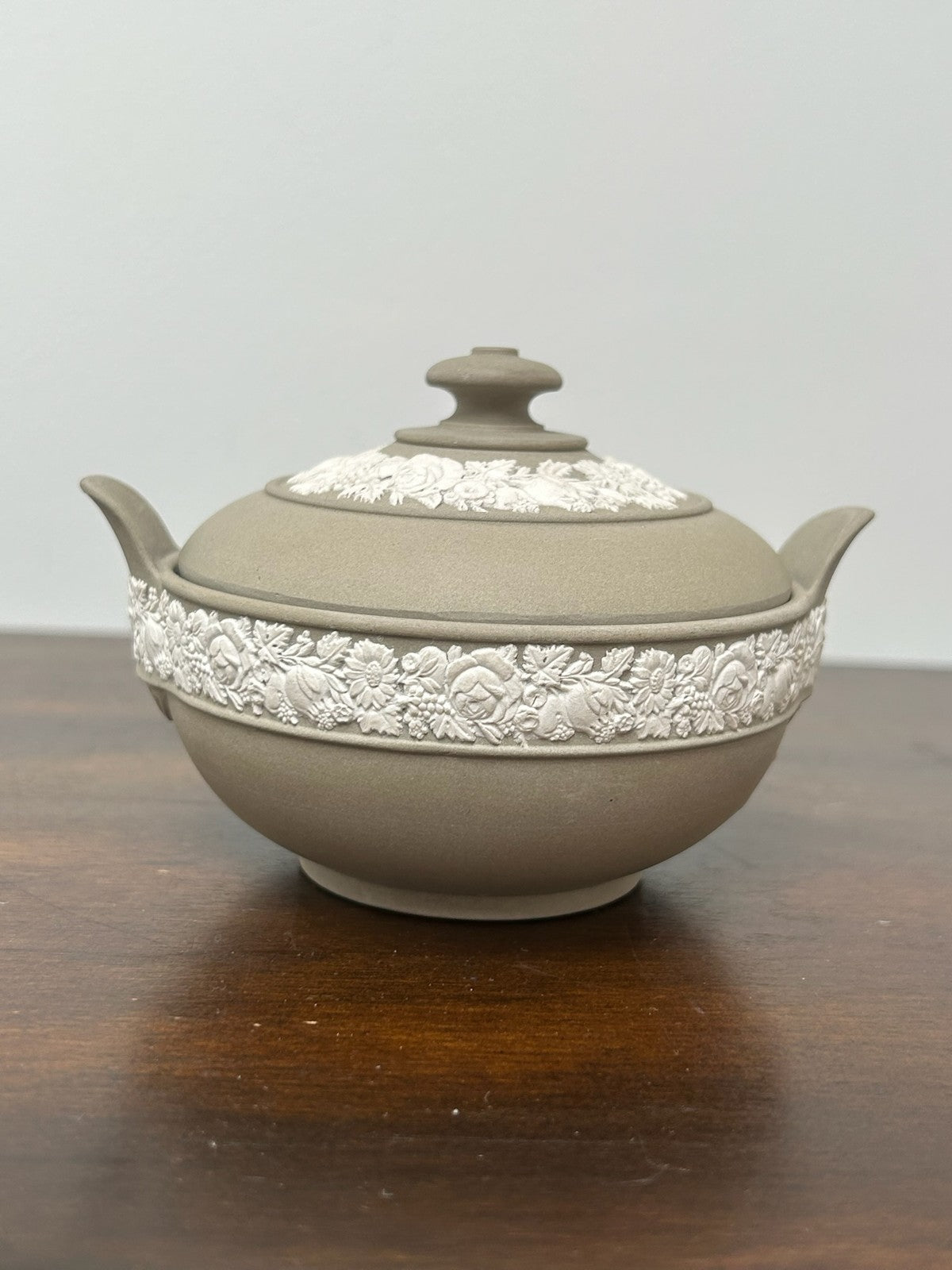 Wedgwood Drabware Lidded Bowl White Relief Band 10cm (small chip)2