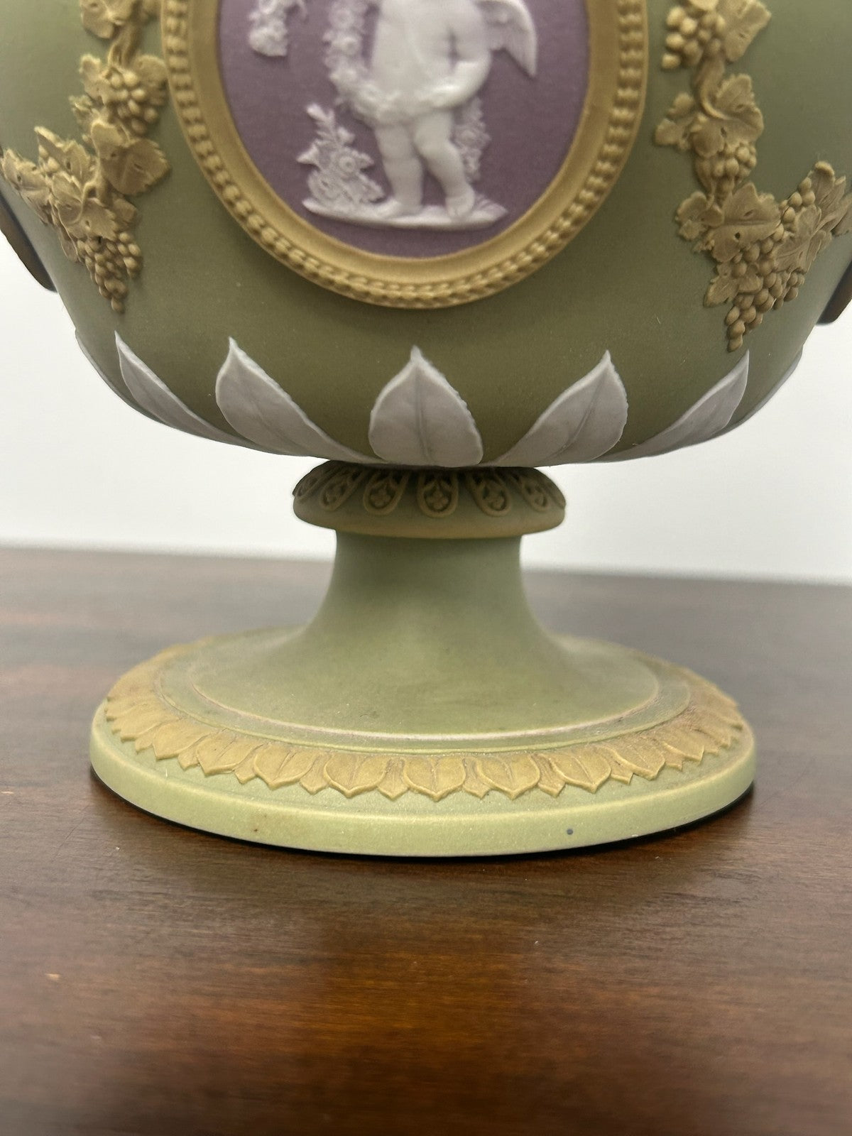 Wedgwood Tricolour Green Jasper Vase Cover Lilac Medallions 19th Century2