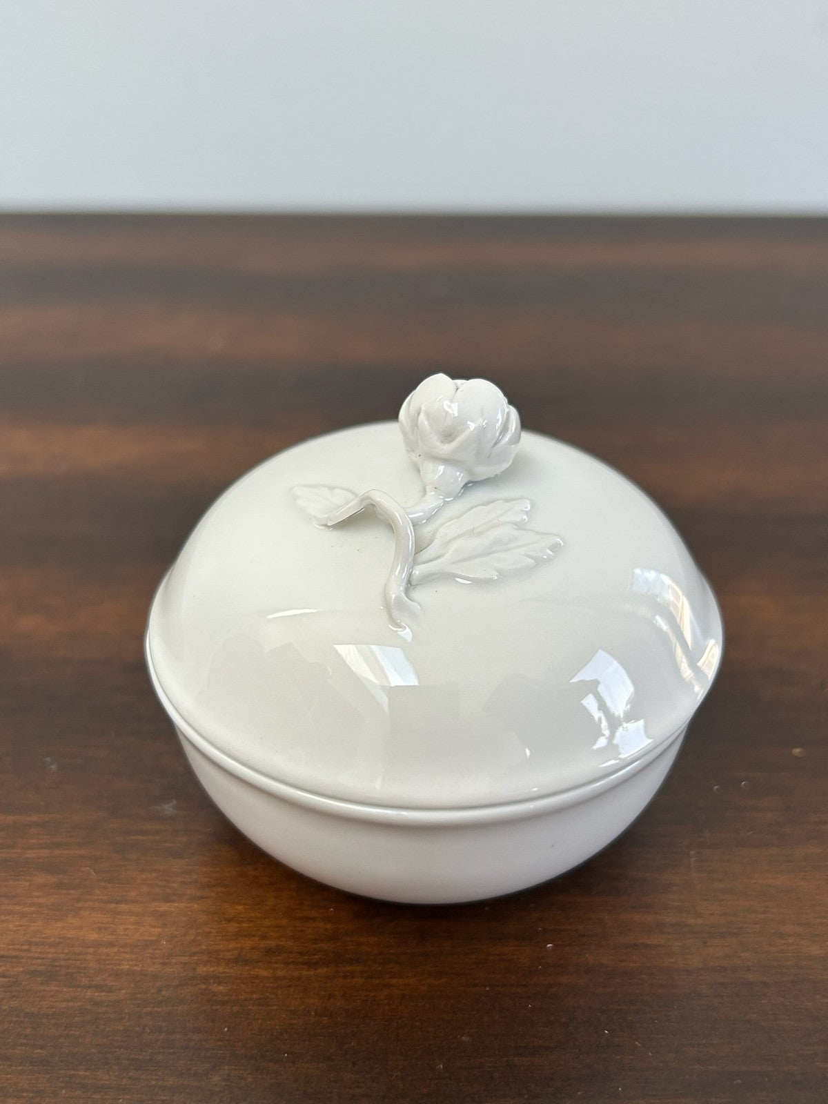 White Porcelain Covered Box Flower Knop Blue Underglaze Mark4