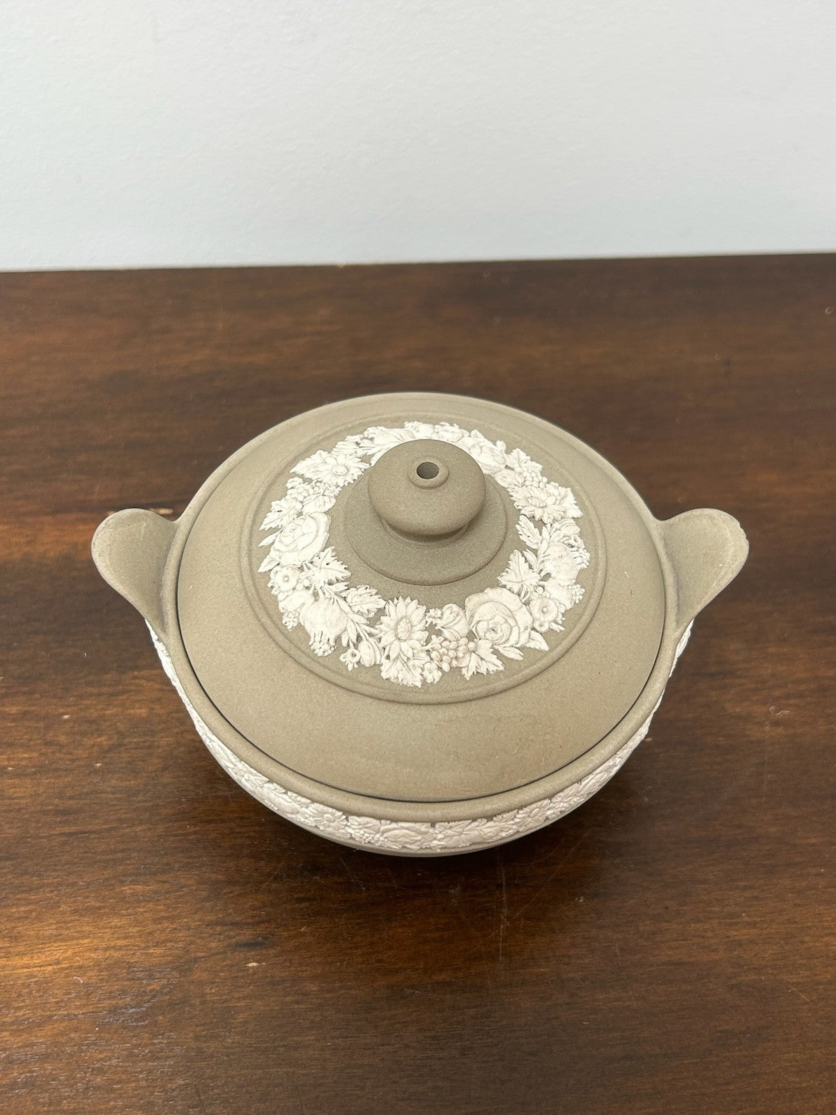 Wedgwood Drabware Lidded Bowl White Relief Band 10cm (small chip)5