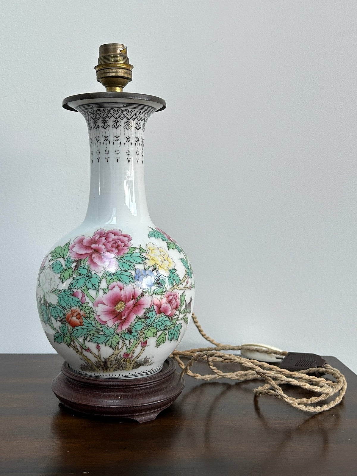 Chinese Famille Rose Porcelain Table Lamp Converted Working0
