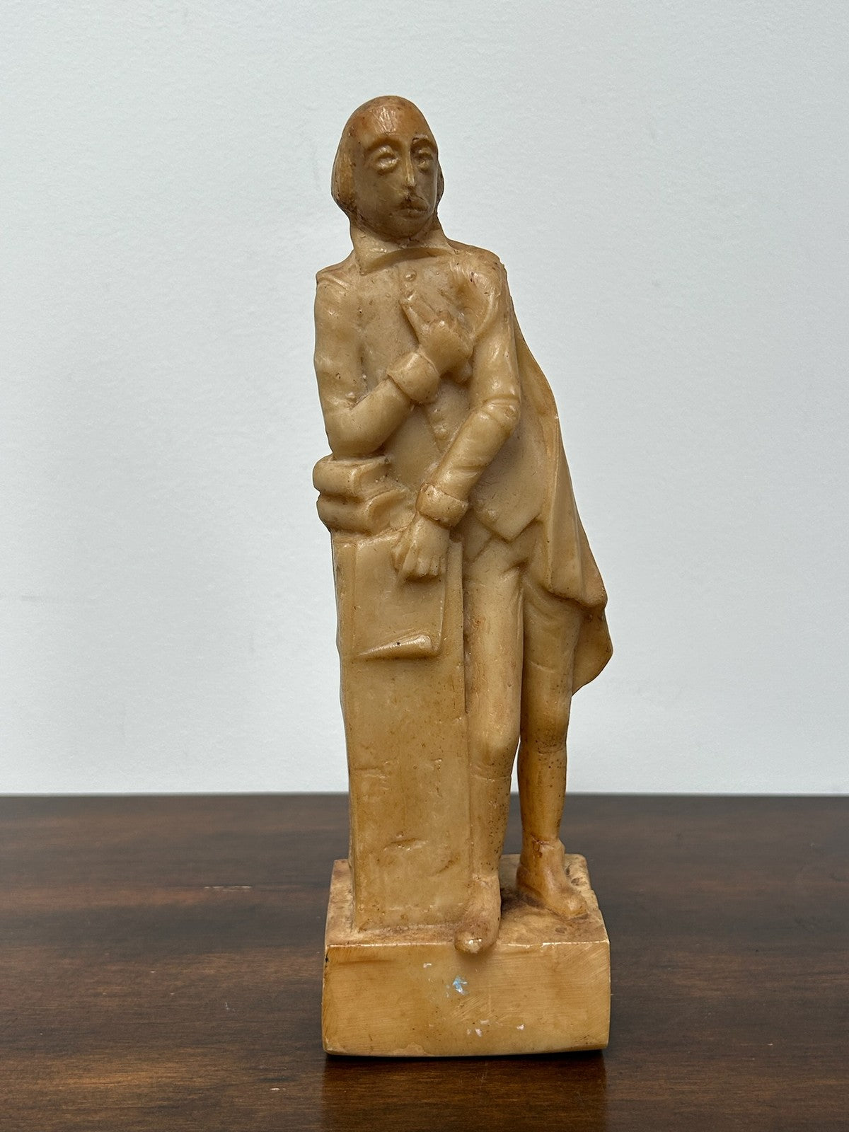 Resin Figurine of William Shakespeare Standing Statue Decorative 22cm1