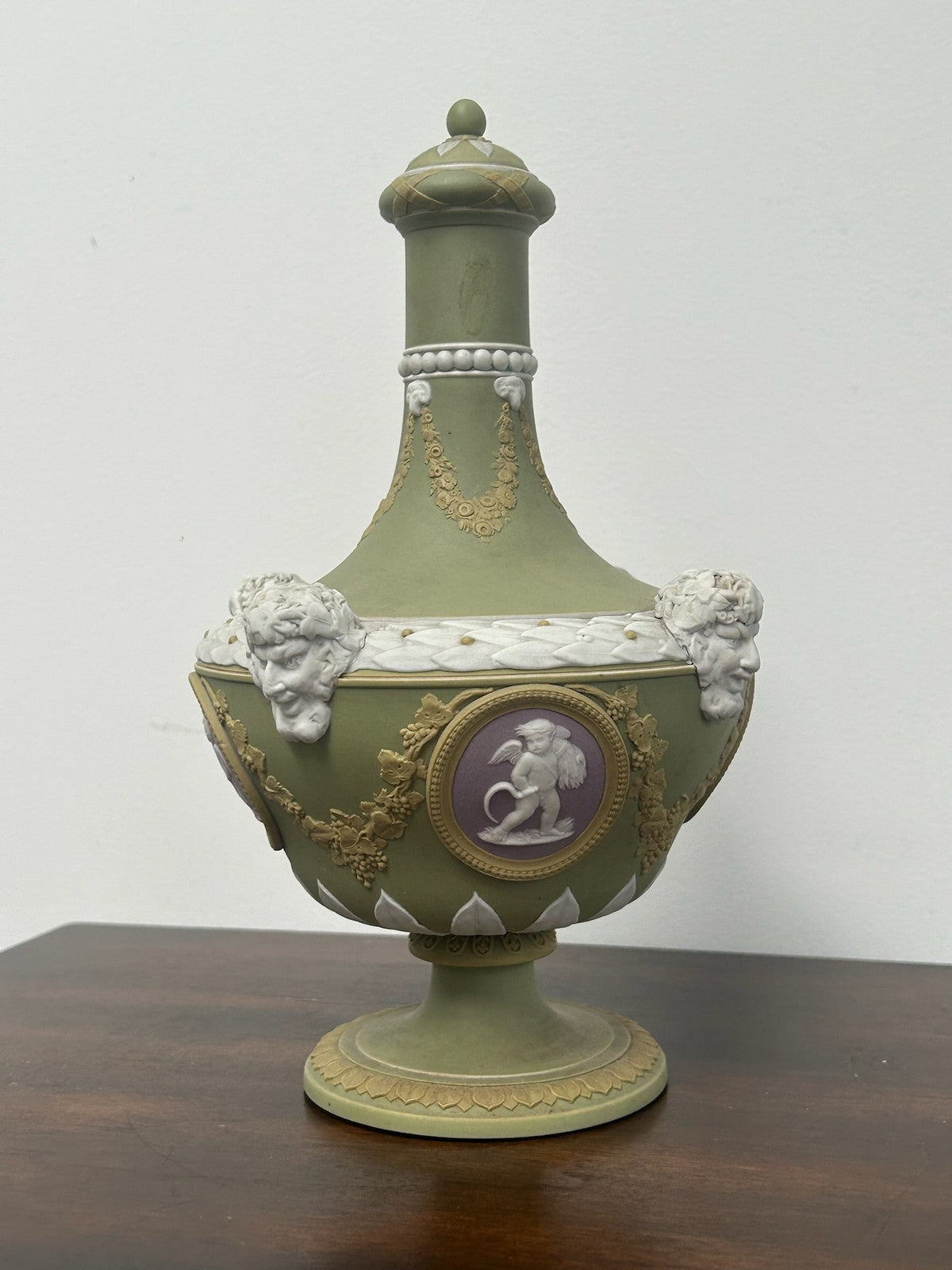 Wedgwood Tricolour Green Jasper Vase Cover Lilac Medallions 19th Century4