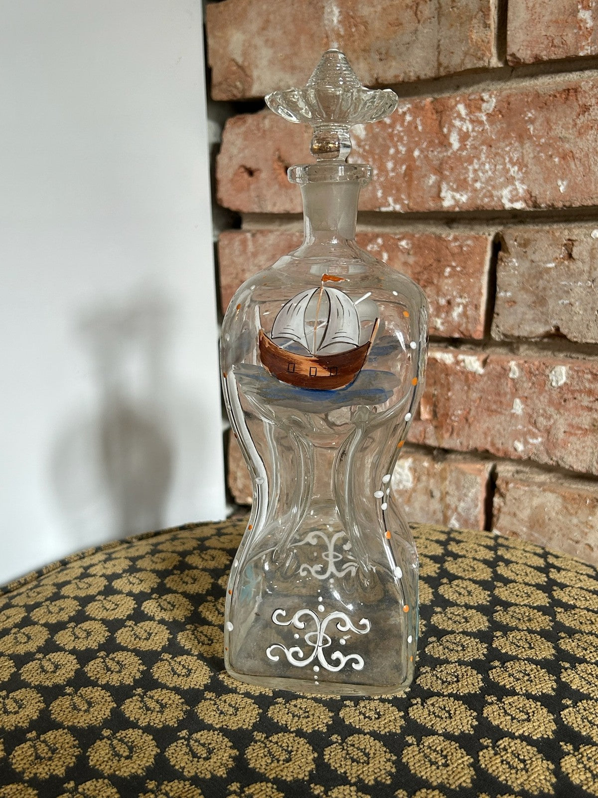 Vintage Glass Decanter with Stopper Enamelled Crest Gilt Barware0