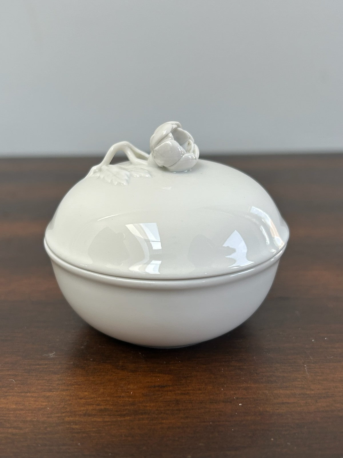 White Porcelain Covered Box Flower Knop Blue Underglaze Mark0
