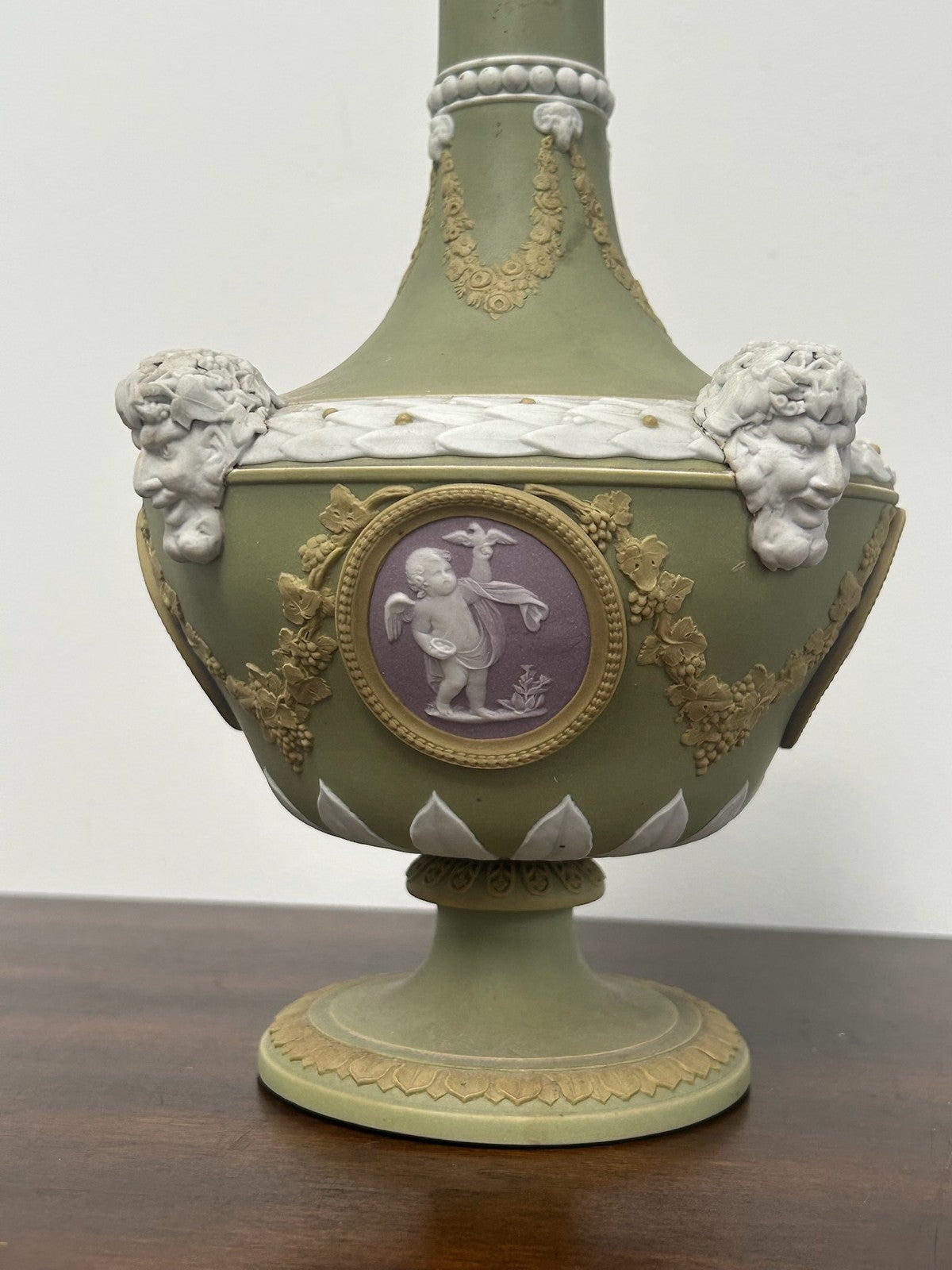 Wedgwood Tricolour Green Jasper Vase Cover Lilac Medallions 19th Century8