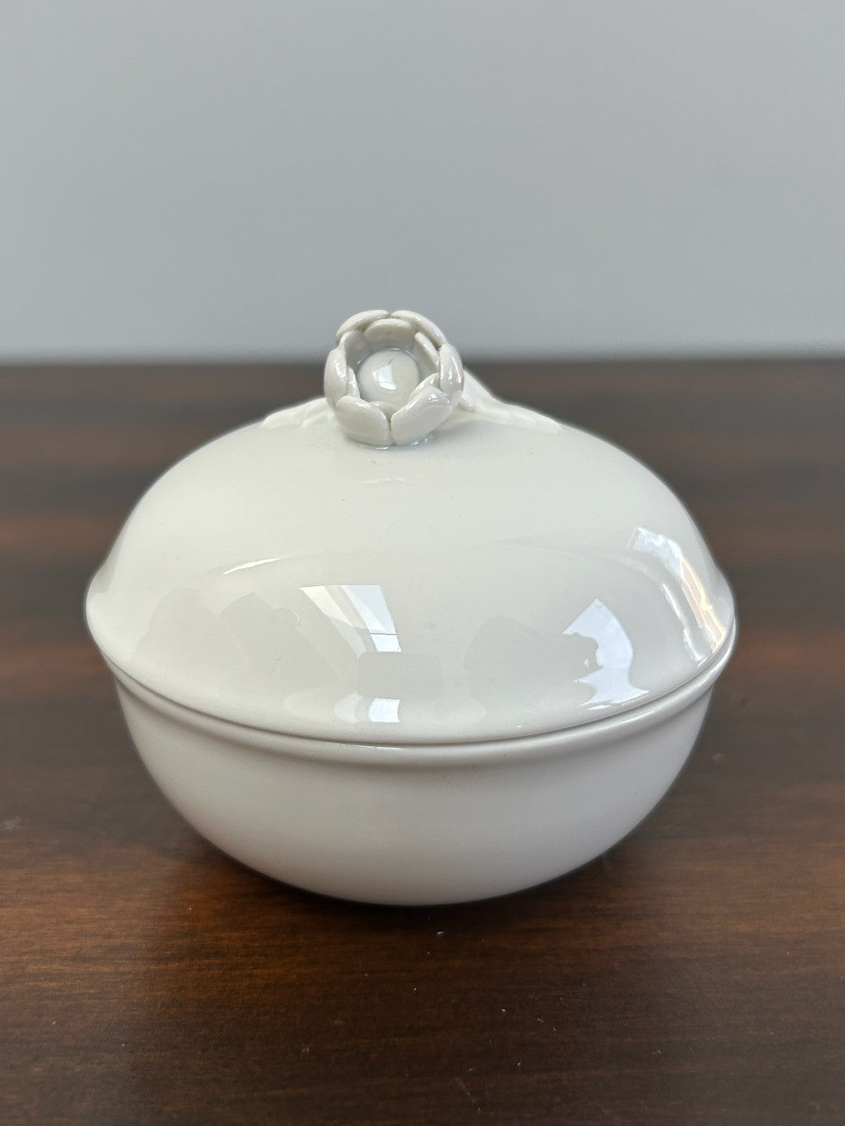 White Porcelain Covered Box Flower Knop Blue Underglaze Mark2