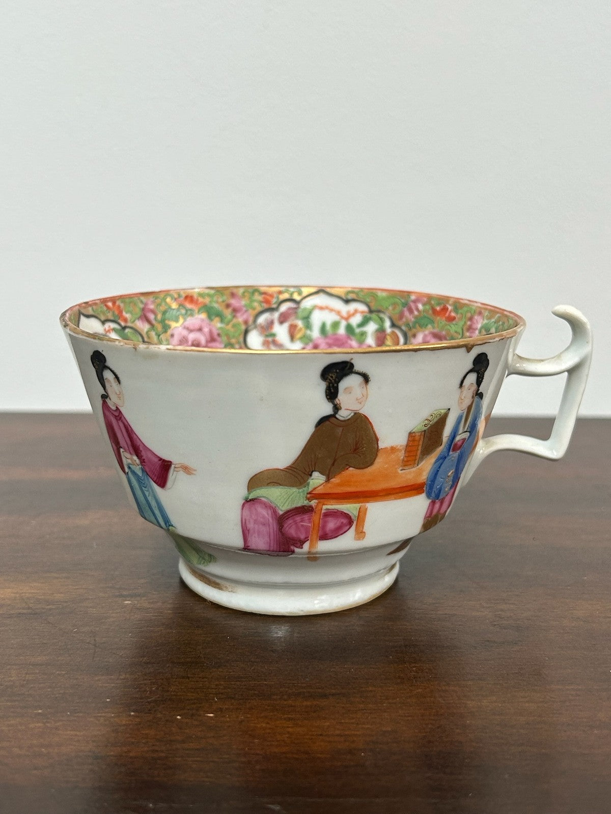Antique Chinese Canton Famille Rose Tea Cup Figural Panels Gilt 19thC0