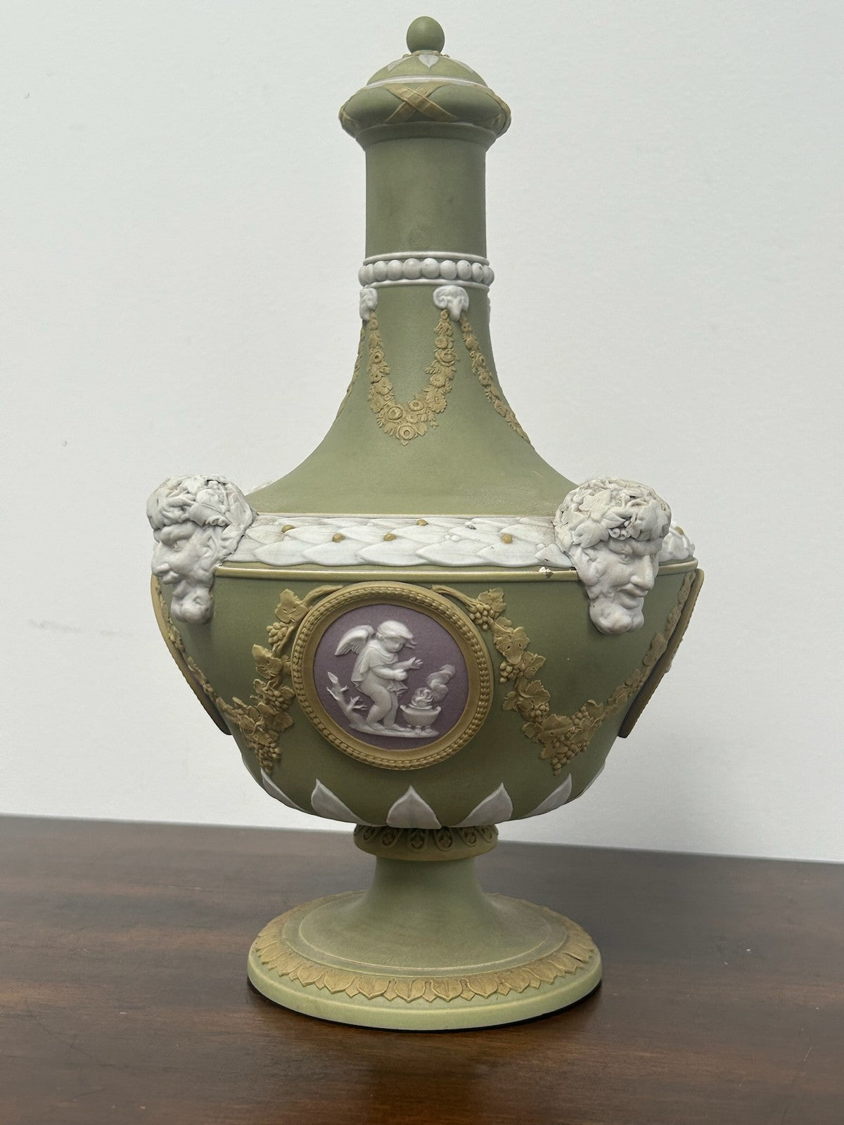 Wedgwood Tricolour Green Jasper Vase Cover Lilac Medallions 19th Century7
