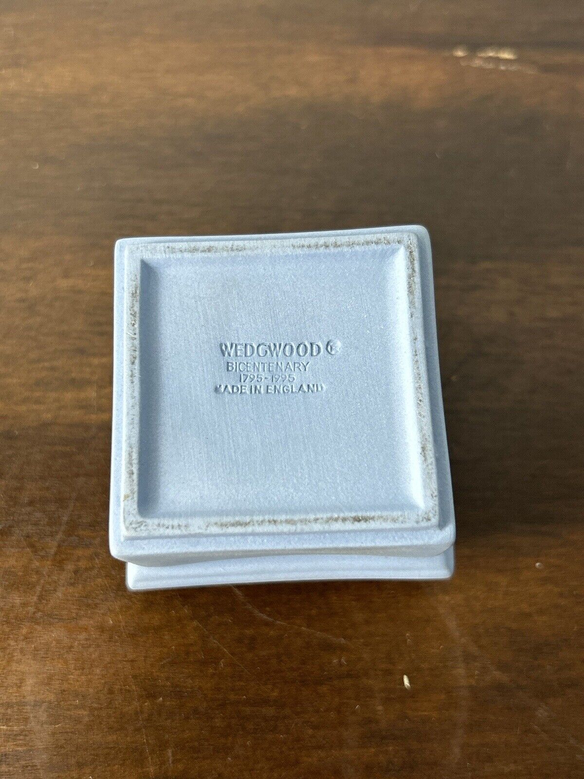 VINTAGE 1995 WEDGWOOD JASPERWARE SMALL SQUARE TRICOLOUR BI CENTENARY TRINKET POT