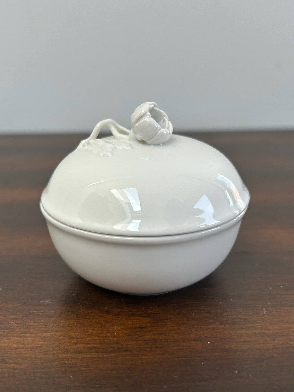 White Porcelain Covered Box Flower Knop Blue Underglaze Mark1