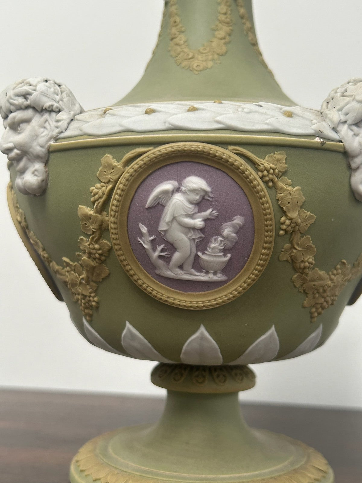 Wedgwood Tricolour Green Jasper Vase Cover Lilac Medallions 19th Century6